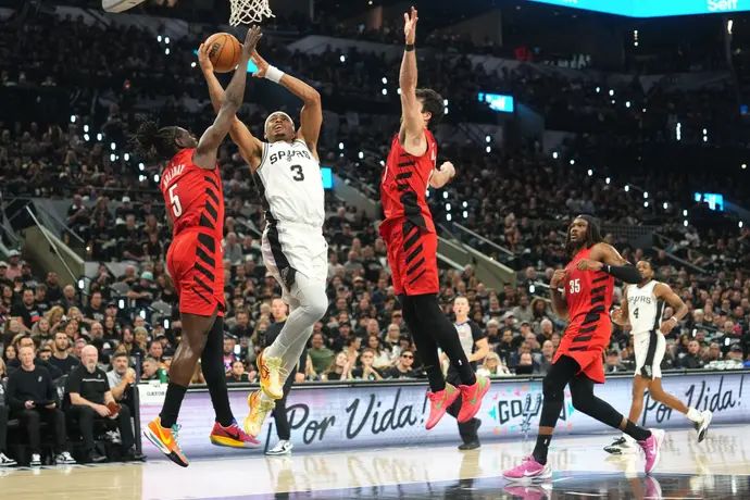 שחקן סן אנטוניו ספרס קלדון ג'ונסון מול שחקני פורטלנד טריילבלייזרס דני אבדיה, ג'רו הולידיי