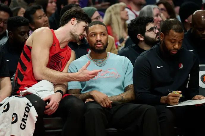 שחקן פורטלנד טריילבלייזרס דני אבדיה עם דמיאן לילארד