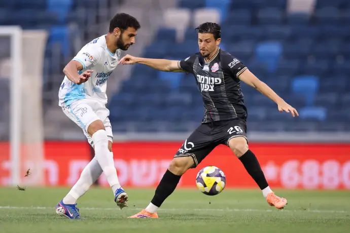 לירן רוטמן שחקן הפועל חיפה מול רון אונגר שחקן עירוני טבריה