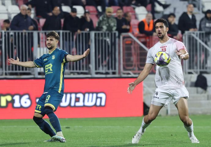 שחקן הפועל ירושלים יונתן ליש ליד ויטלי דמשקאן חלוץ בני ריינה