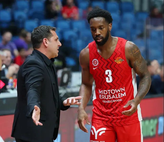 מאמן הפועל ירושלים יונתן אלון לצד קאדין קרינגטון