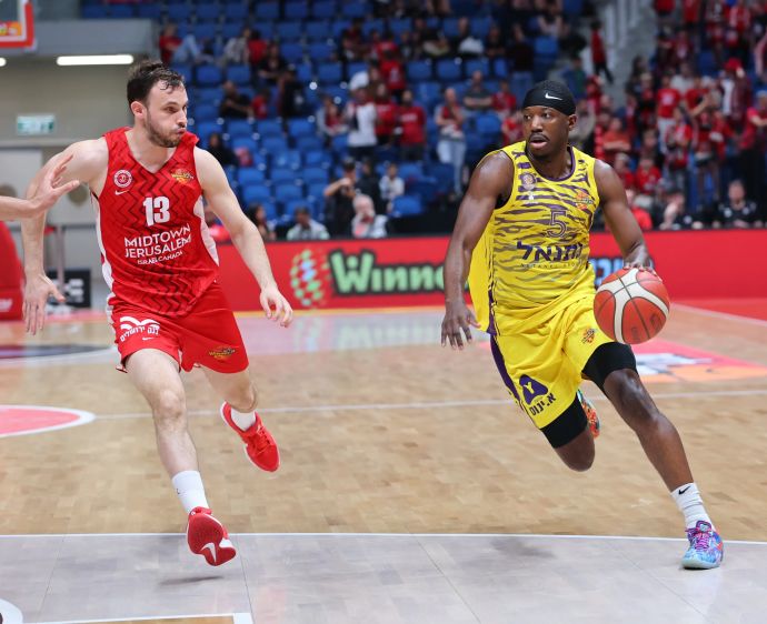 שחקן הפועל חולון ג'וש האגינס מול שחקן הפועל ירושלים רועי הובר