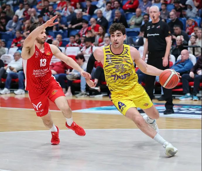 שחקן הפועל חולון יאיר קרביץ מול שחקן הפועל ירושלים רועי הובר