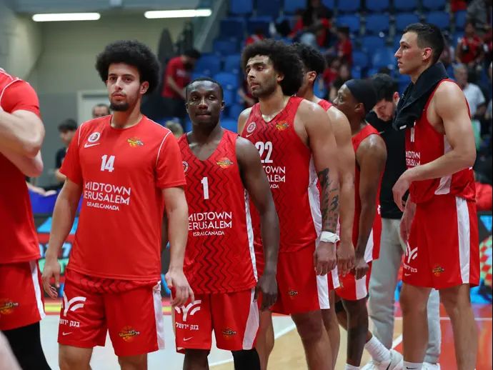 שחקן הפועל ירושלים ג'ארד הארפר עם חבריו