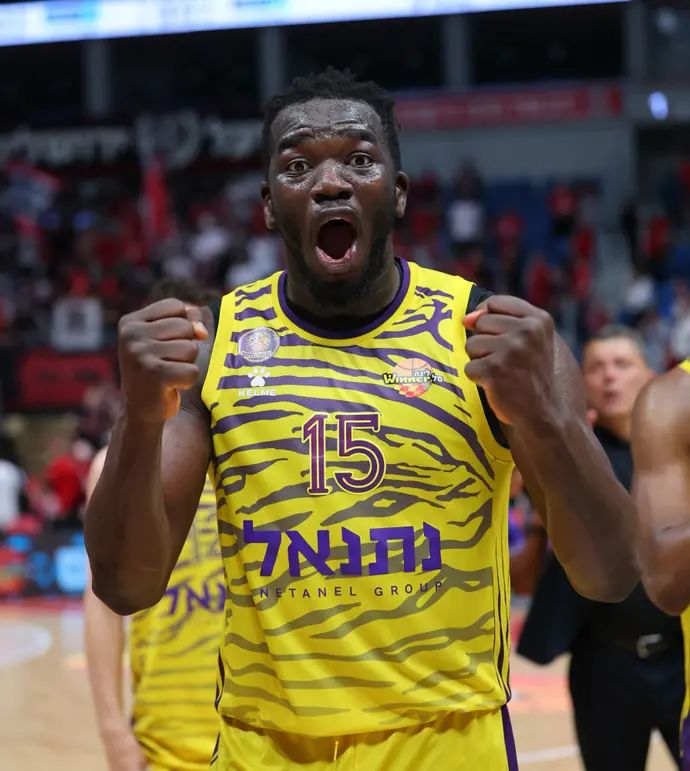 שחקן הפועל חולון אדאמה סאנוגו