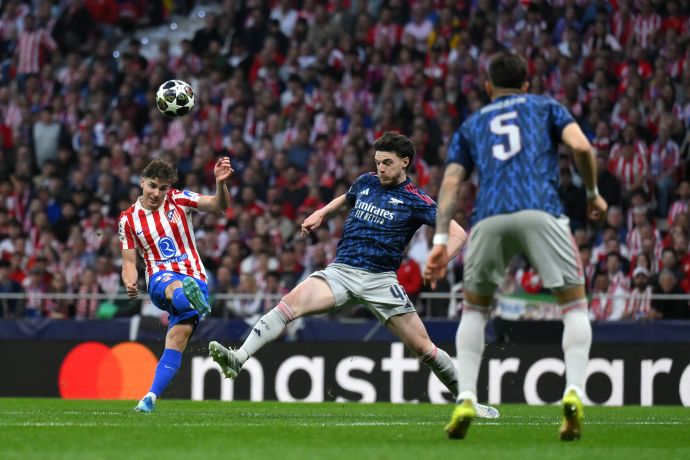 חוליאן אלברס שחקן אתלטיקו מדריד בועט מול דקלן רייס שחקן ארסנל