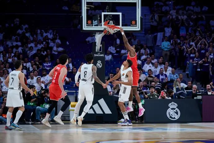 שחקן הפועל תל אביב דן אוטורו מול שחקן ריאל מדריד אדי טבארס