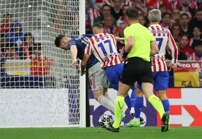 ויקטור יוקרס שחקן ארסנל נדחף ברחבה על ידי דויד האנצקו