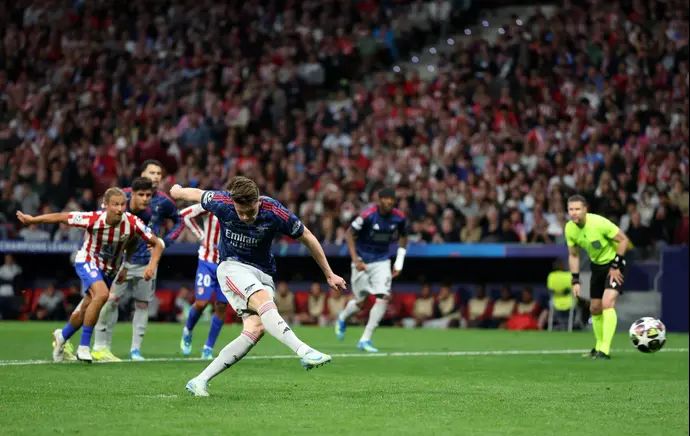 ויקטור יוקרס שחקן ארסנל בועט פנדל