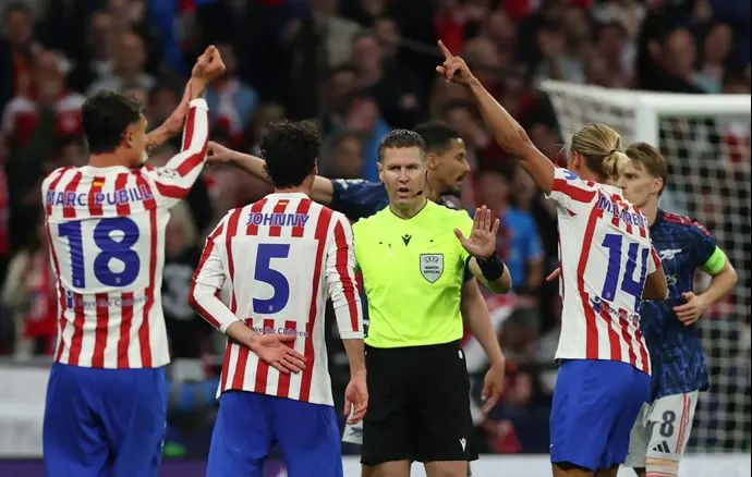 שחקני אתלטיקו מדריד סביב השופט דני מאקלי