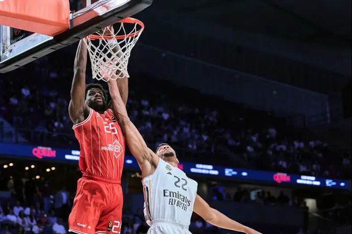 שחקן הפועל תל אביב דן אוטורו מול שחקן ריאל מדריד אדי טבארס