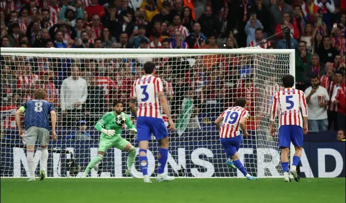 חוליאן אלברס שחקן אתלטיקו מדריד בועט פנדל מול דויד ראיה שוער ארסנל