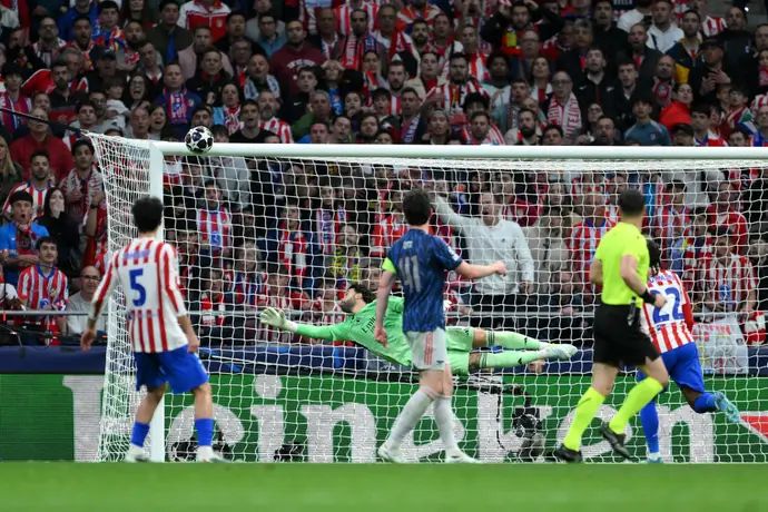 דויד ראיה שוער ארסנל מזנק לבעיטה של אנטואן גריזמן שחקן אתלטיקו מדריד