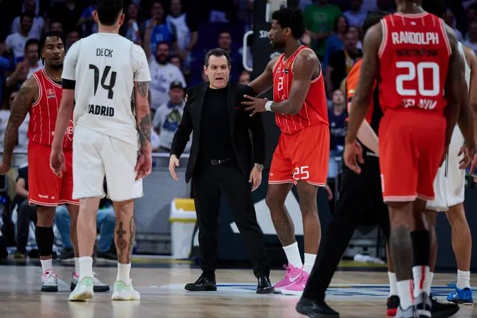 מאמן הפועל תל אביב דימיטריס איטודיס לצד דן אוטורו