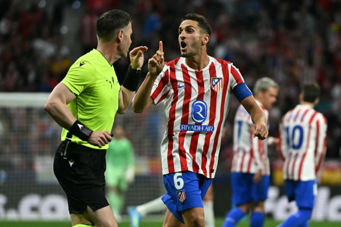 קוקה שחקן אתלטיקו מדריד עם דני מאקלי שופט הולנדי