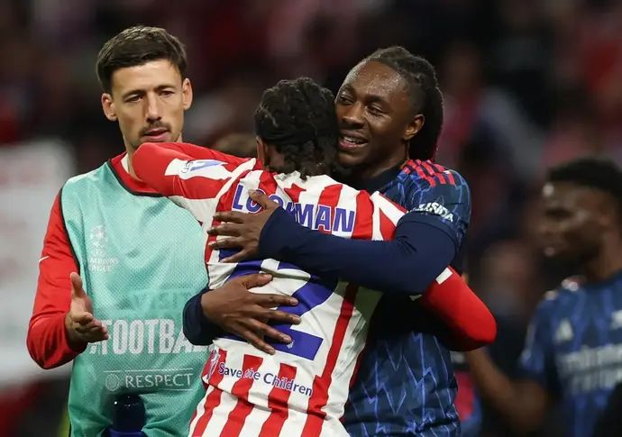 אברצ'י אזה שחקן ארסנל עם אדמולה לוקמן שחקן אתלטיקו מדריד