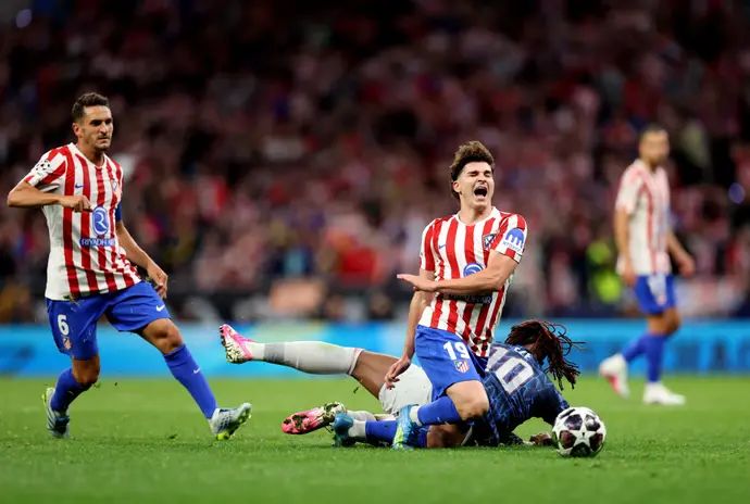 חוליאן אלברס שחקן אתלטיקו מדריד נפגע מנפילה של אברצ'י אזה שחקן ארסנל