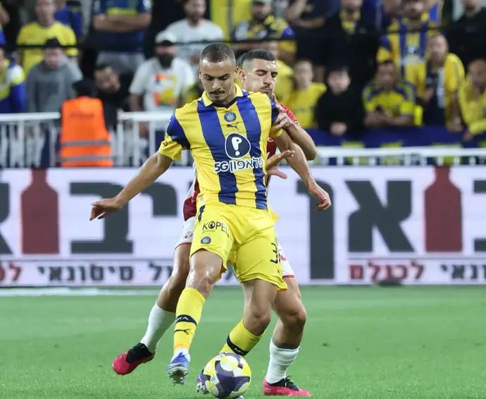 שחקן מכבי תל אביב, סייד אבו פרחי, לפני שחקן הפועל באר שבע, אור בלוריאן