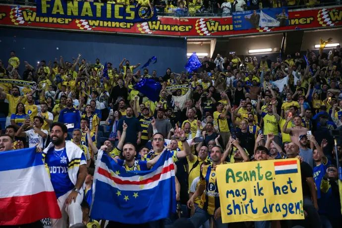 אוהדי מכבי תל אביב חוגגים