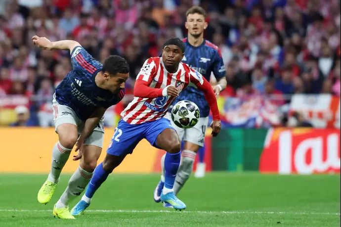 אדמולה לוקמן שחקן אתלטיקו מדריד מול וויליאם סאליבה שחקן ארסנל