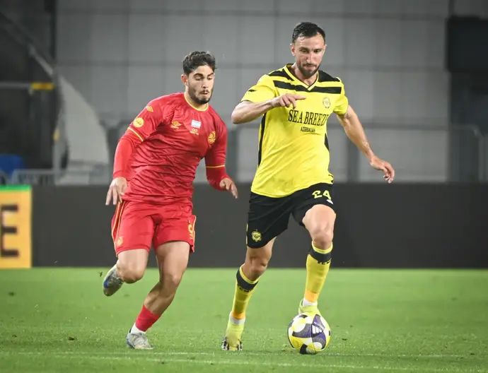 שחקן מכבי נתניה, עמית כהן, לפני שחקן מ.ס. אשדוד, אורי עזו