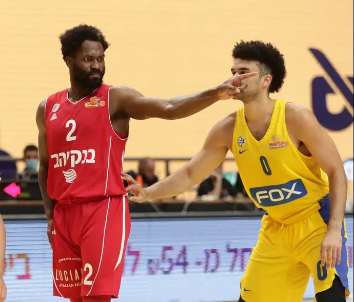 שחקן הפועל ירושלים ג'רמי פארגו מול שחקן מכבי תל אביב אלייז'ה בריאנט