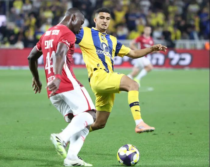 שחקן מכבי תל אביב, אלעד מדמון, מול שחקן הפועל באר שבע, ג'יבריל דיופ