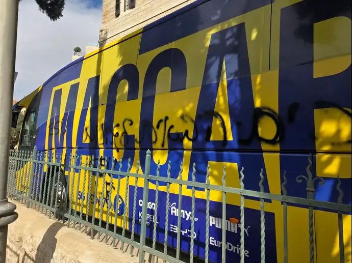 האוטובוס של מכבי תל אביב לפני בית"ר ירושלים