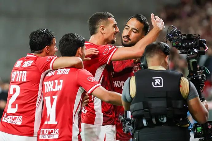 שחקני הפועל באר שבע חוגגים עם אליאל פרץ