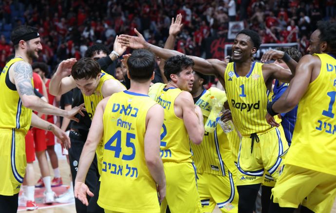 שחקני מכבי תל אביב חוגגים