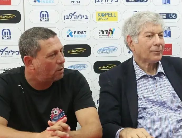 ניר קלינגר לצד הבעלים של הפועל חיפה, יואב כץ