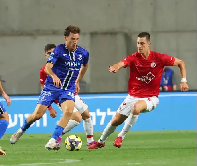 מארק קוסטה שחקן הפועל פתח תקוה נגד אנדריאן קרייב שחקן הפועל תל אביב