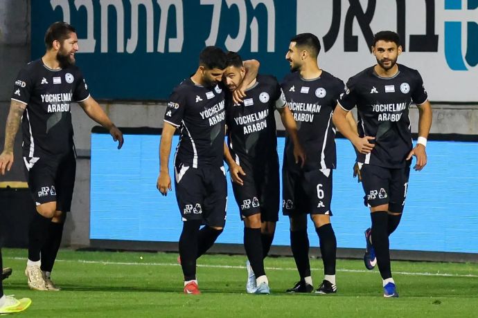 שחקני עירוני טבריה חוגגים עם גיא חדידה