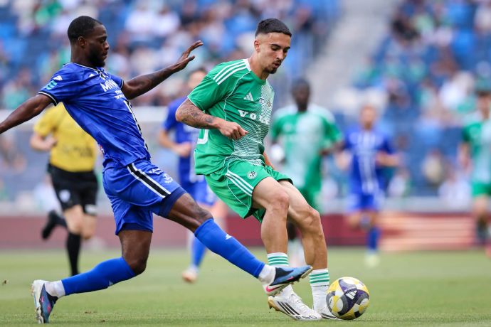 ניב גבאי שחקן מכבי חיפה מול אלכס מוסונדה שחקן הפועל פתח תקוה