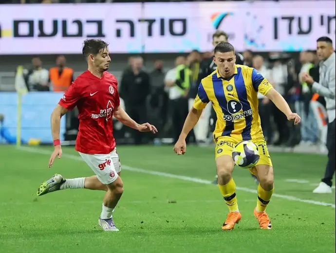 שחקן הפועל תל אביב, דורון ליידנר, מול שחקן מכבי תל אביב, אושר דוידה
