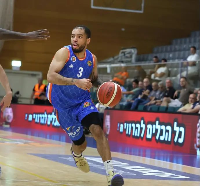 טרל בראון שחקן מכבי רמת גן מול מכבי רעננה