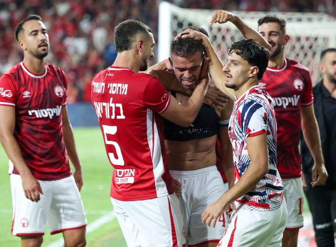 שחקני הפועל באר שבע חוגגים עם מיגל ויטור