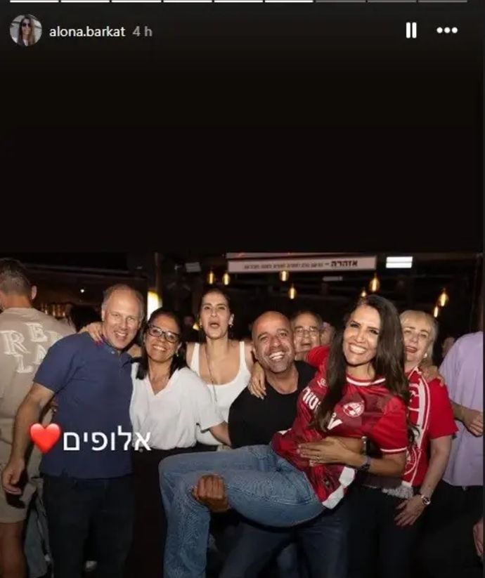 אלונה ברקת בחגיגות האליפות של הפועל באר שבע