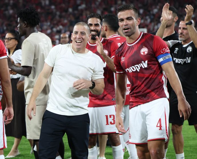 מיגל ויטור שחקן הפועל באר שבע חוגג אליפות עם המאמן רן קוז'וך