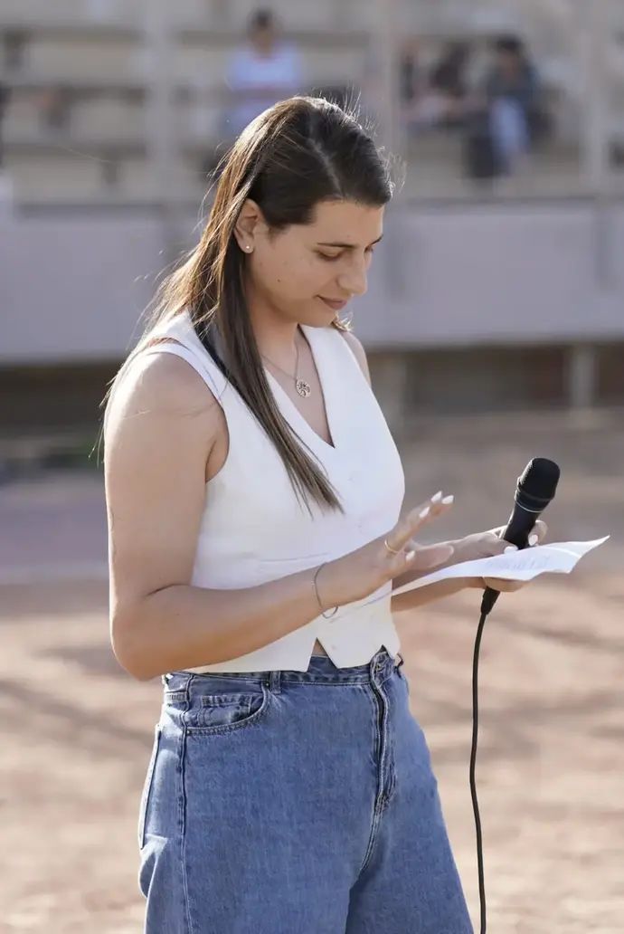 ספיר ברמן עם "אות ההגינות" של ארגון "החלוץ"