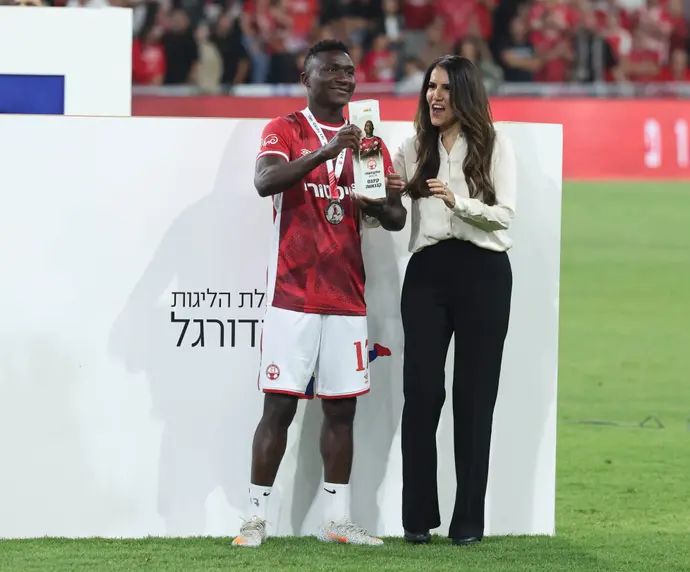 שחקן העונה קינגס קאנגווה עם בעלי הפועל באר שבע אלונה ברקת