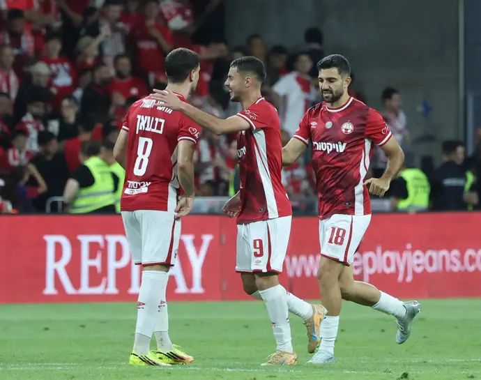 שחקני הפועל באר שבע חוגגים עם חמודי כנעאן