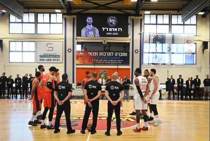 שחקני עירוני נס ציונה ושחקני הפועל תל אביב עומדים דקת דומיה לזכרו של רז אדם ז"ל