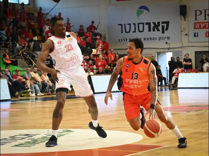 שחקן עירוני נס ציונה ג'יימס אקינג'ו מול שחקן הפועל תל אביב תאי אודיאסי