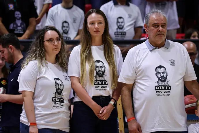 משפחתו ובת זוגו של רז אדם בטקס של הפועל גליל עליון לזכרו