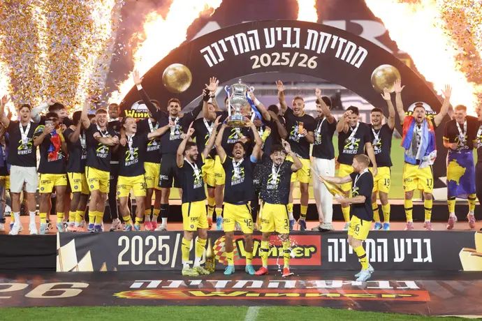 דור פרץ עם שחקני מכבי תל אביב מניפים את גביע המדינה 2026