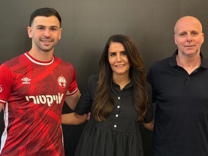 איתי רוטמן וסוכנו גלעד קצב עם אלונה ברקת בעלי הפועל באר שבע
