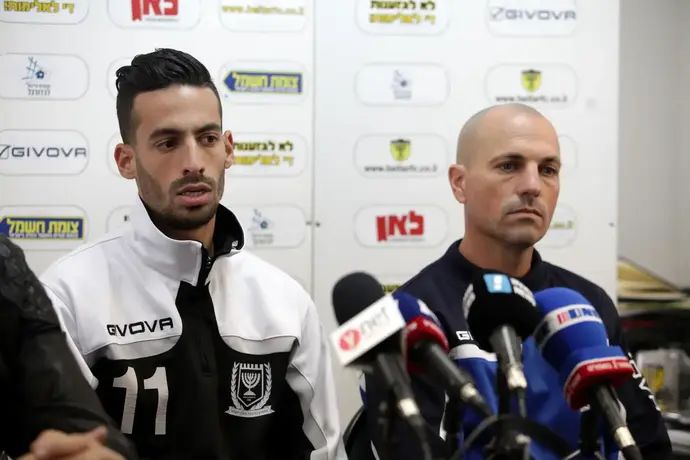 שחקן בית"ר ירושלים דן איינבינדר עם עוזר המאמן זיו אריה