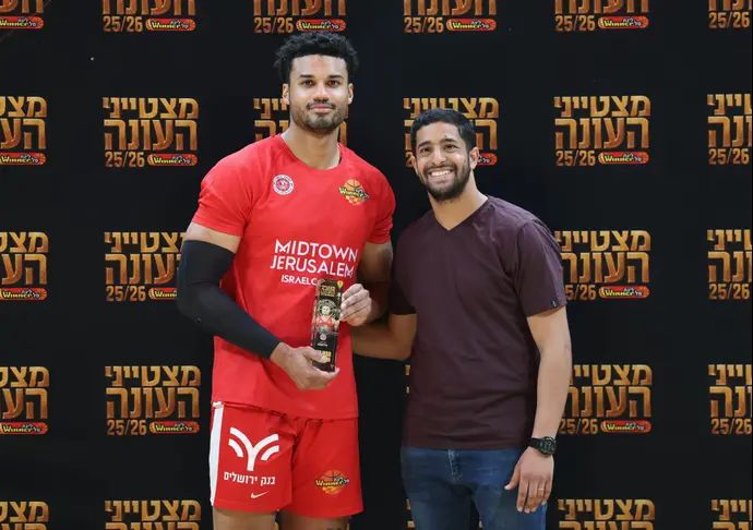 ג'סטין סמית' שחקן הפועל ירושלים עם פרס חמישיית העונה