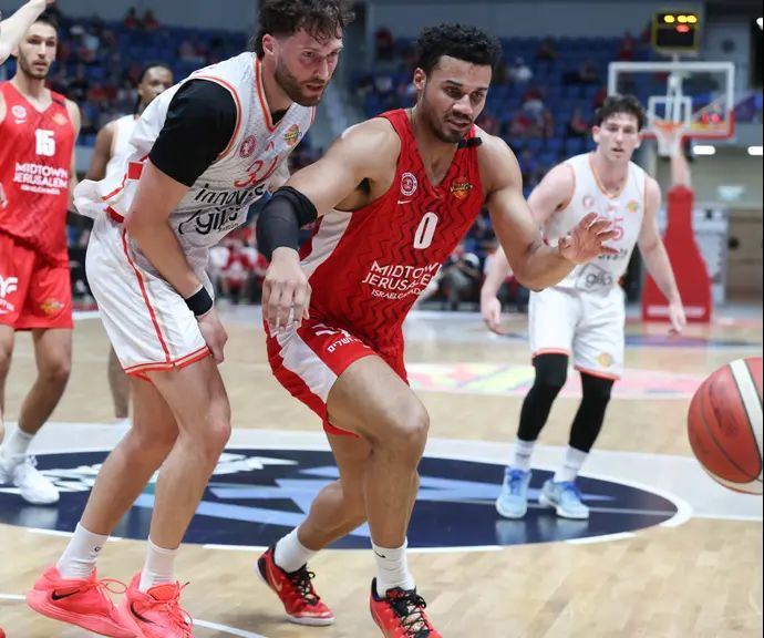 ג'סטין סמית' שחקן הפועל ירושלים מול לוקאס גולדנברג שחקן הפועל העמק